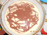 Tort de zmeura cu coacaze negre si sos de ciocolata