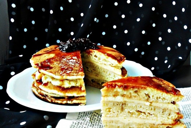 Tort Pancakes cu crema de vanilie si sirop de visine