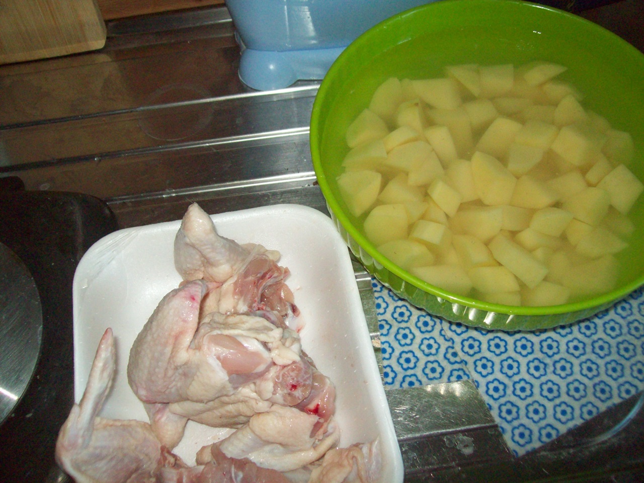 Aripi de pui cu cartofi la cuptor