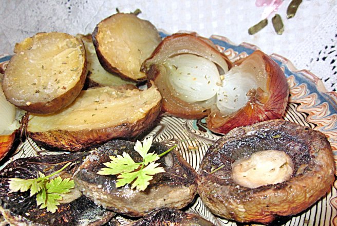 Cartofi și ceapă coapte în jar