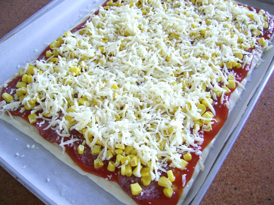 Pizza salami cu porumb