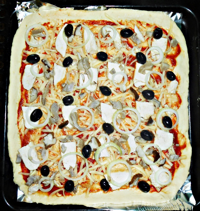 Pizza cu piept de pui