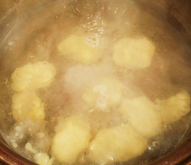 Gulas in varianta olteneasca cu gnocchi din cartofi