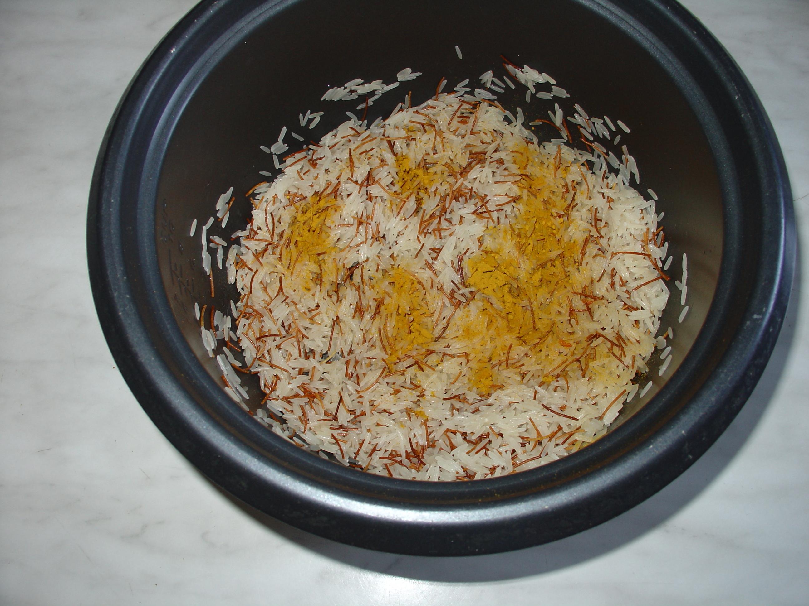 Garnitura din orez cu fidea prajita
