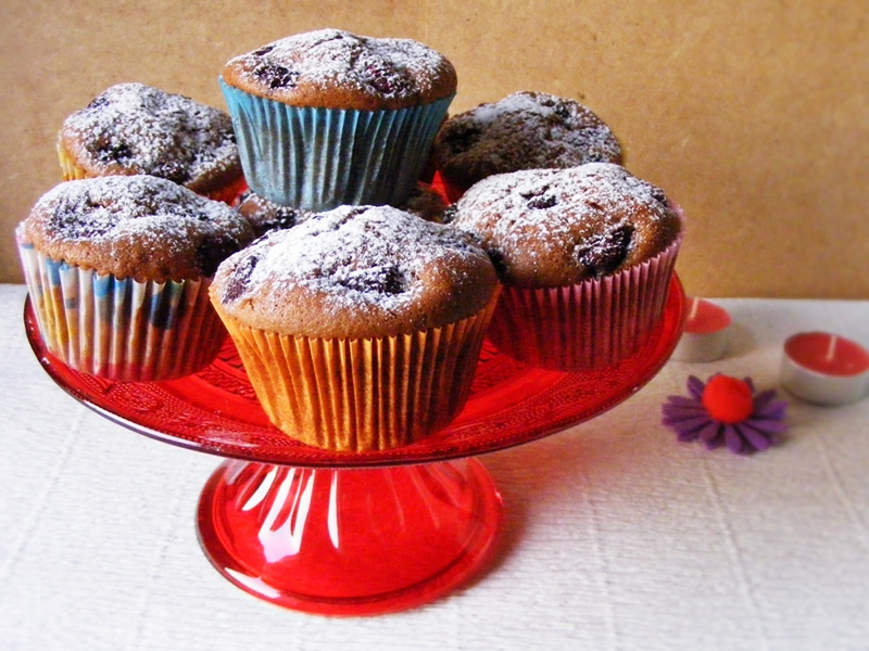 Muffins cu cacao si fructe de padure