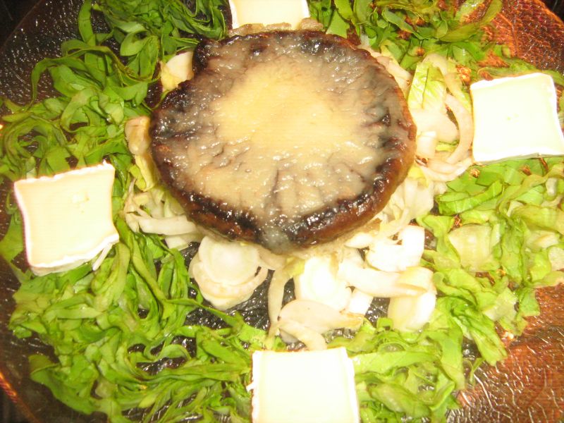 Salata cu ciuperci si branzeturi