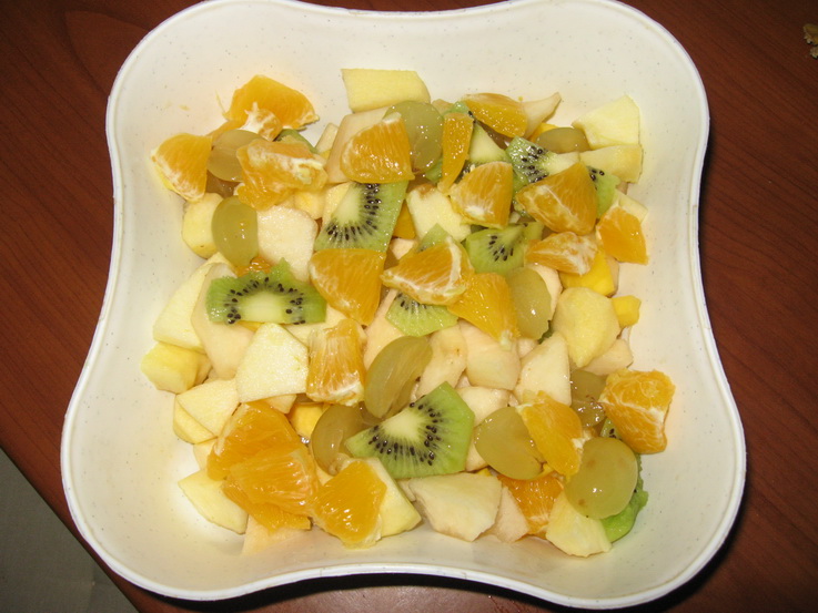 Salata de fructe cu fistic si dressing de iaurt