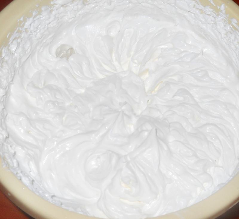 Prajitura cu crema de vanilie si sos de  zmeura