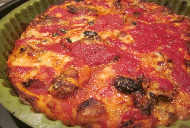Pizza cu hering și sos de roșii