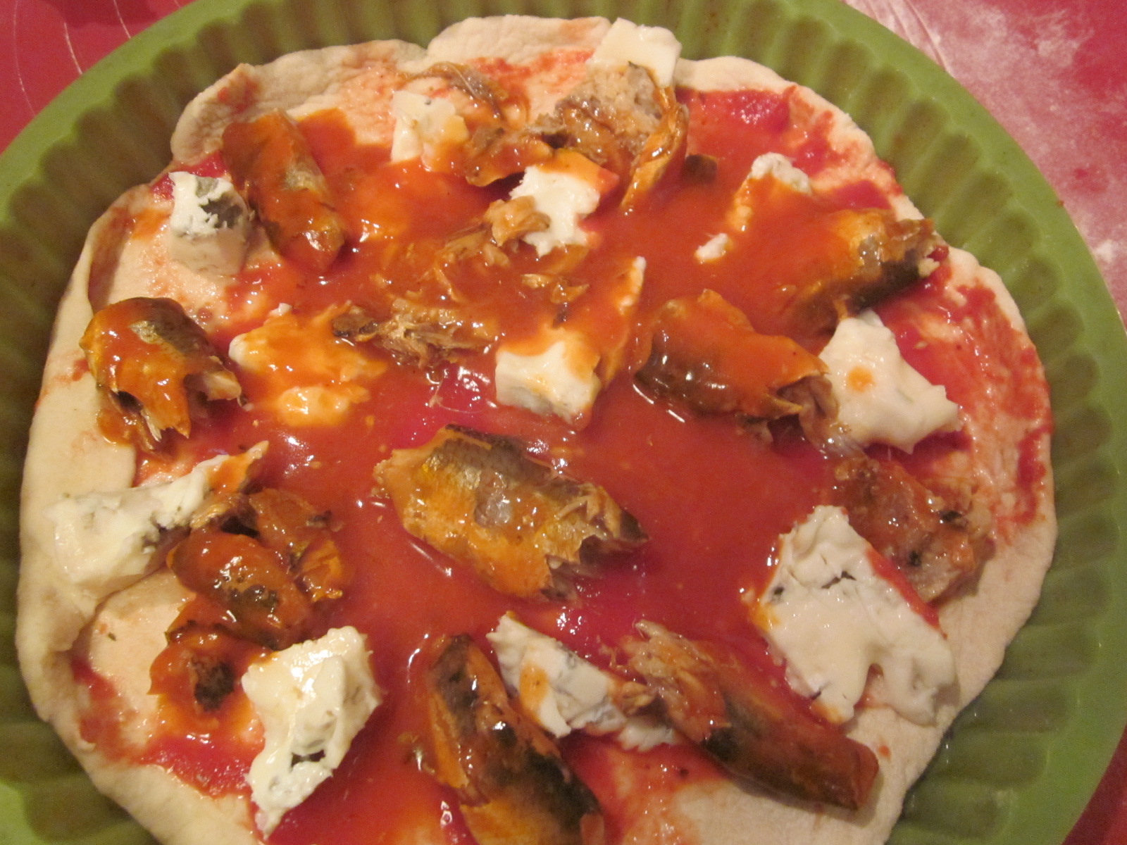 Pizza cu hering și sos de roșii