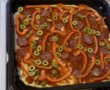 Pizza cu salam, ardei si masline-5