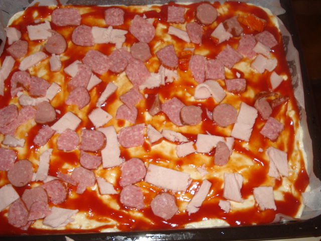 Pizza cu muschi file de porc,salam,carnat si miez de lapte
