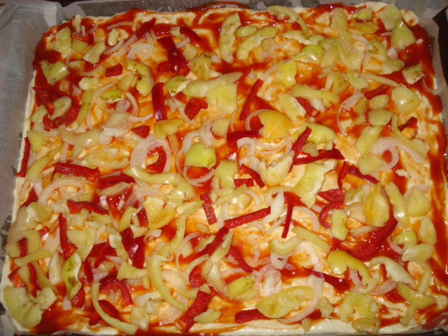 Pizza cu carnati de casa