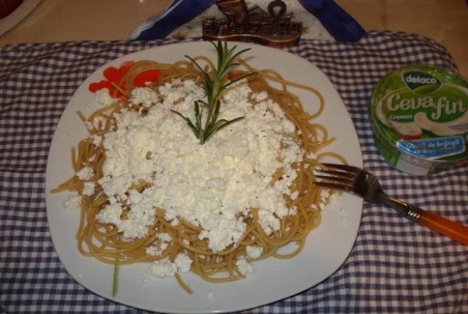 Spaghete integrale cu crema de branza cu smantana Delaco