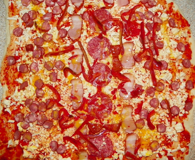 Mini-pizza cu branza si afumatura