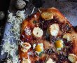 Pizza cu ceapa caramelizata, oua de prepelita si branza de capra-4