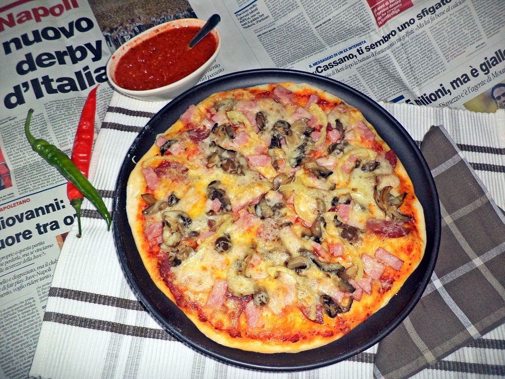 Pizza cu sunca presata si salam