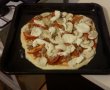 Pizza cu carnati,ardei si ciuperci-2