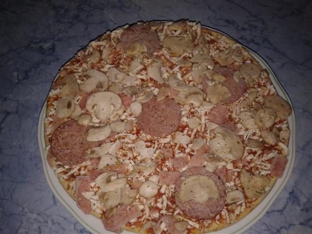 Pizza cu salam si ciuperci