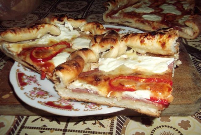 Pizza cu salam si branza