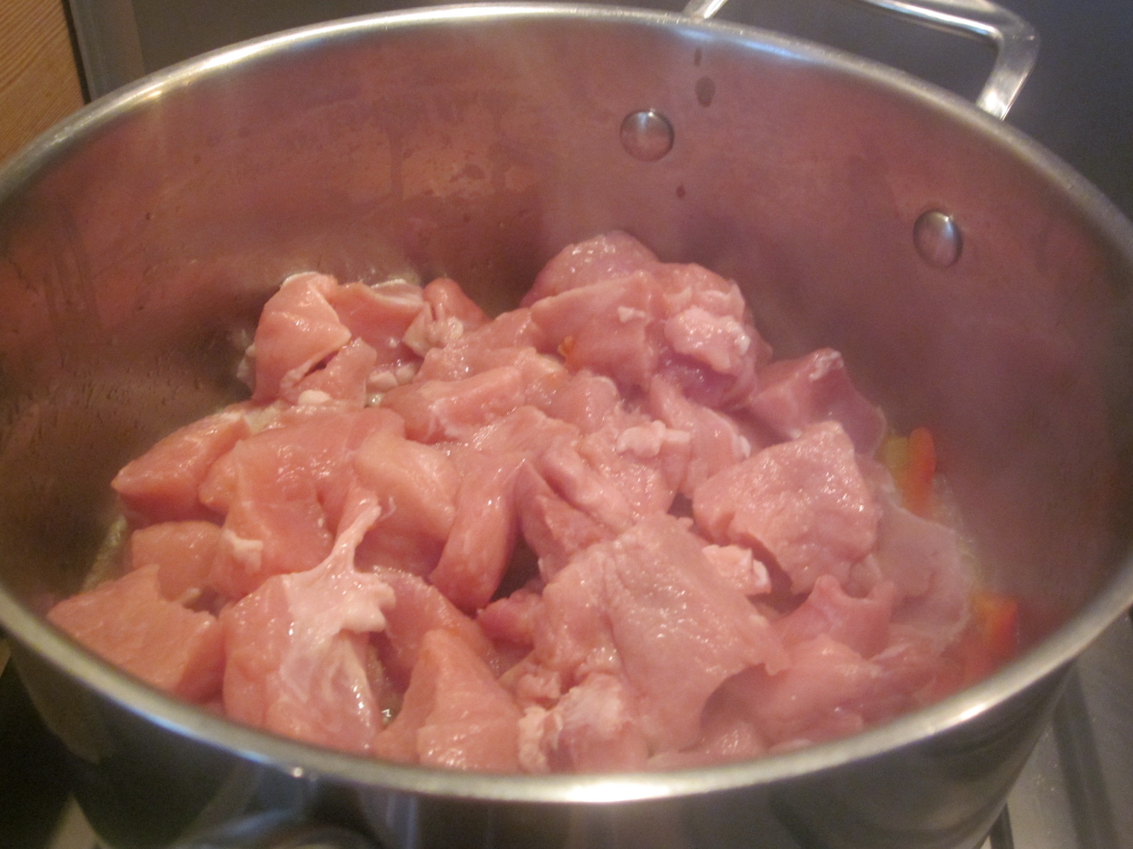 Bucățele  de porc cu ardei kapia și sos de smântână