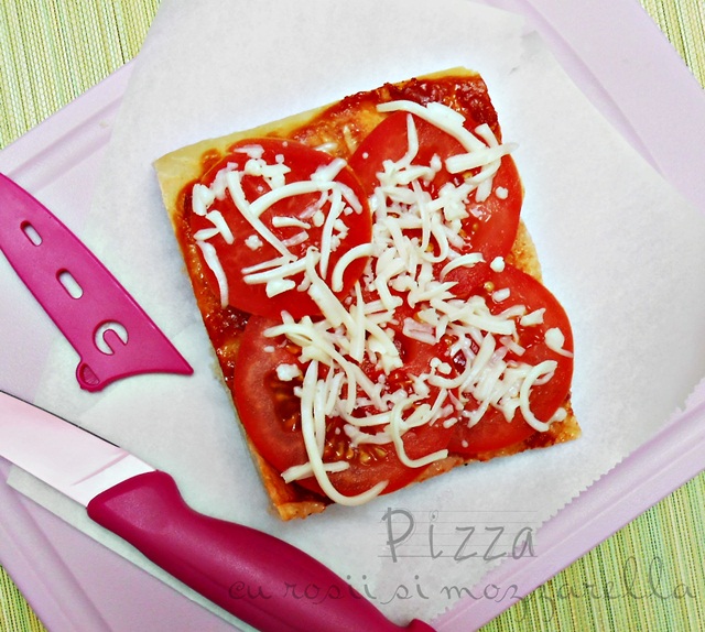 Pizza cu rosii si mozzarella