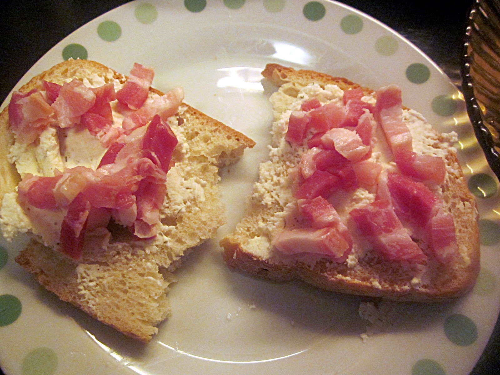 Sandviș cu brânzică Ceva fin, bacon și ciuperci