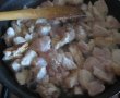 Piept de pui marinat in iaurt cu taitei de orez si sos de rosii-1