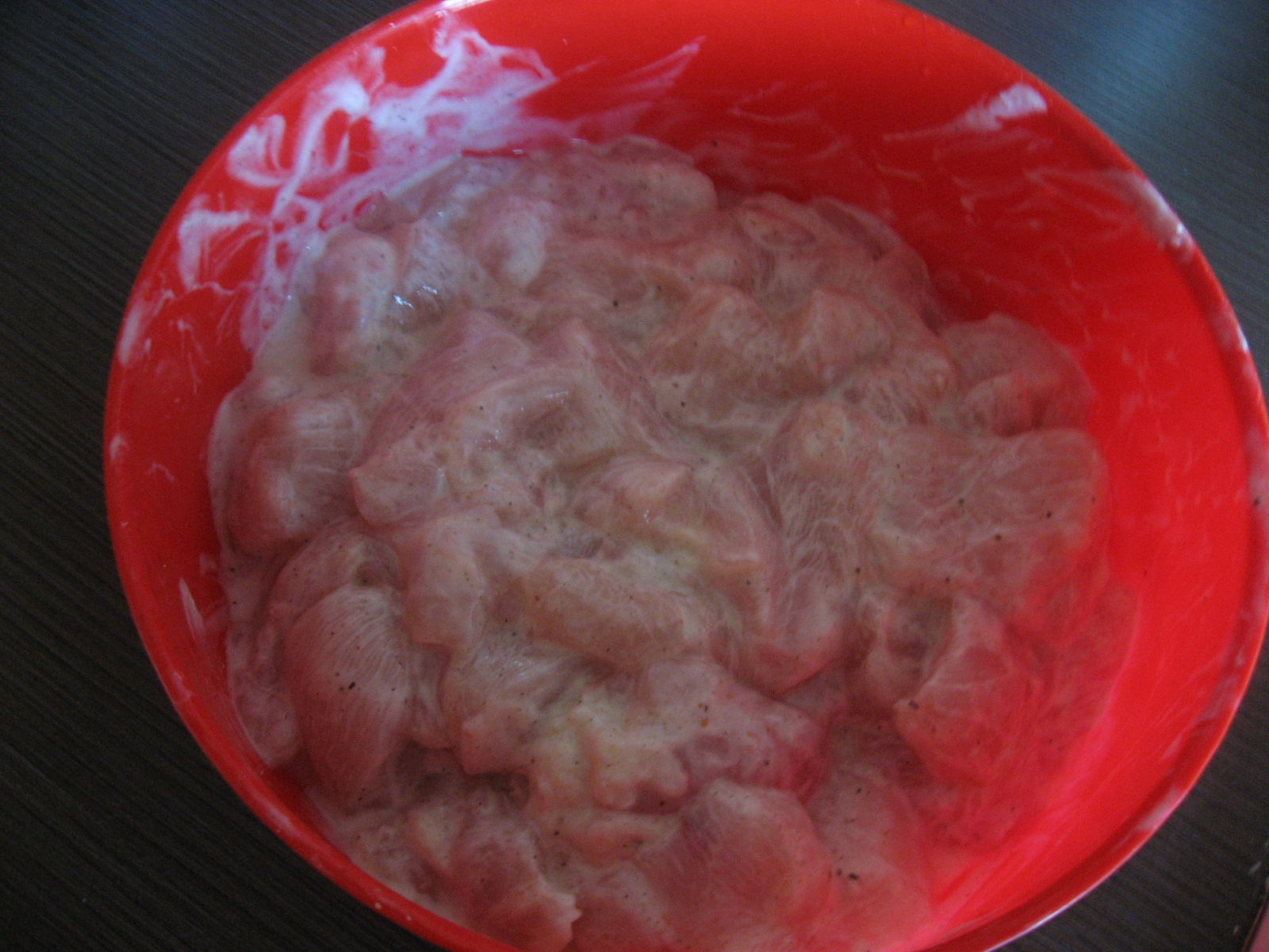 Piept de pui marinat in iaurt cu taitei de orez si sos de rosii