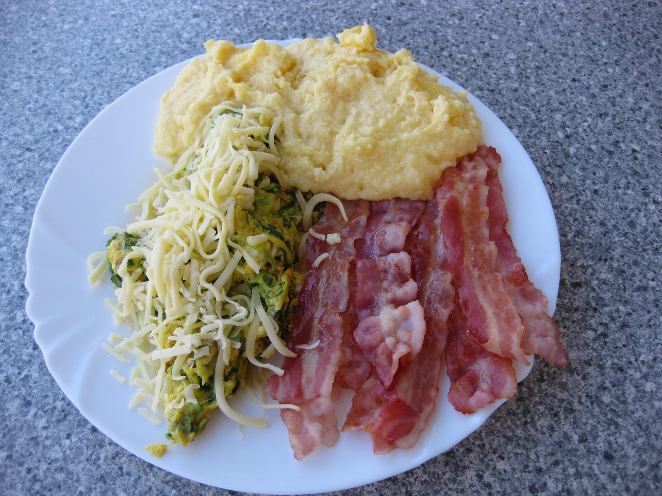Omleta cu ceapa verde,bacon si polenta (mamaliga )