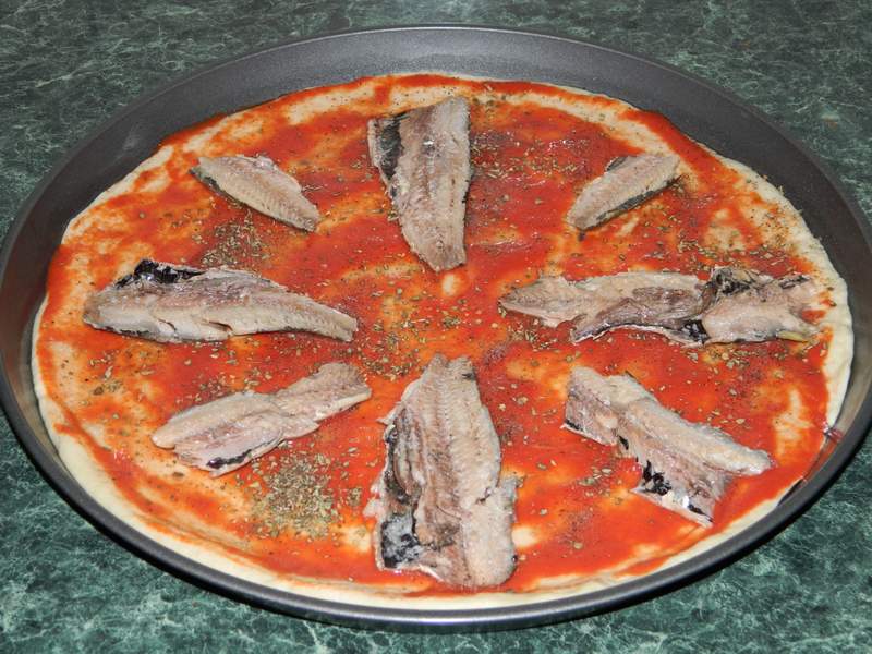 Pizza cu sardine si hering afumat