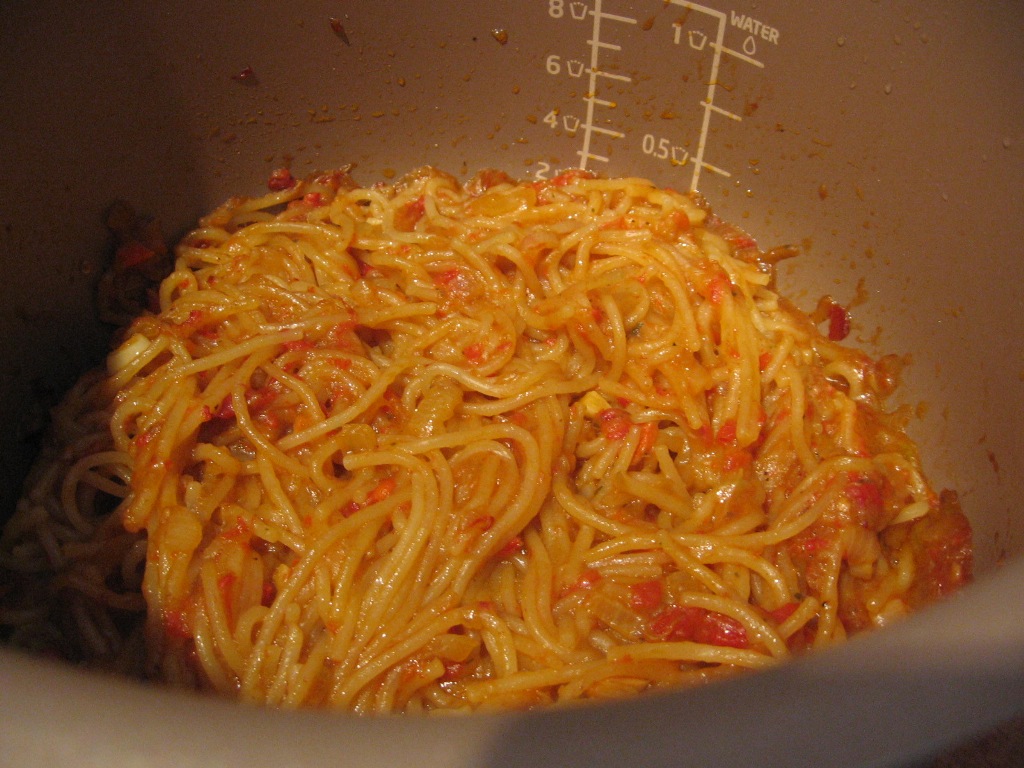 Spaghete cu zacusca si ton, la multicooker