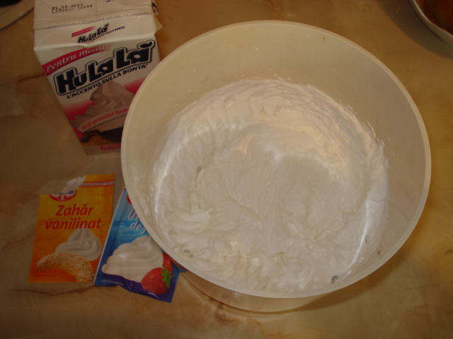 Tort de biscuiti cu crema de vanilie