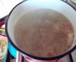 Ciorba de fasole boabe cu ciolan afumat si sfecla rosie-1