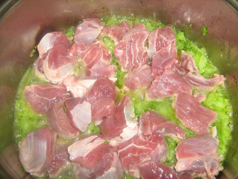 Tocanita de porc cu ceapa si telina verde