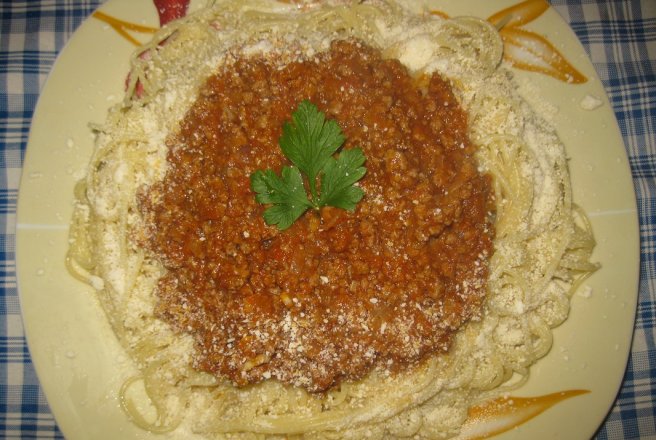 Spaghete cu sos de rosii si carne tocata