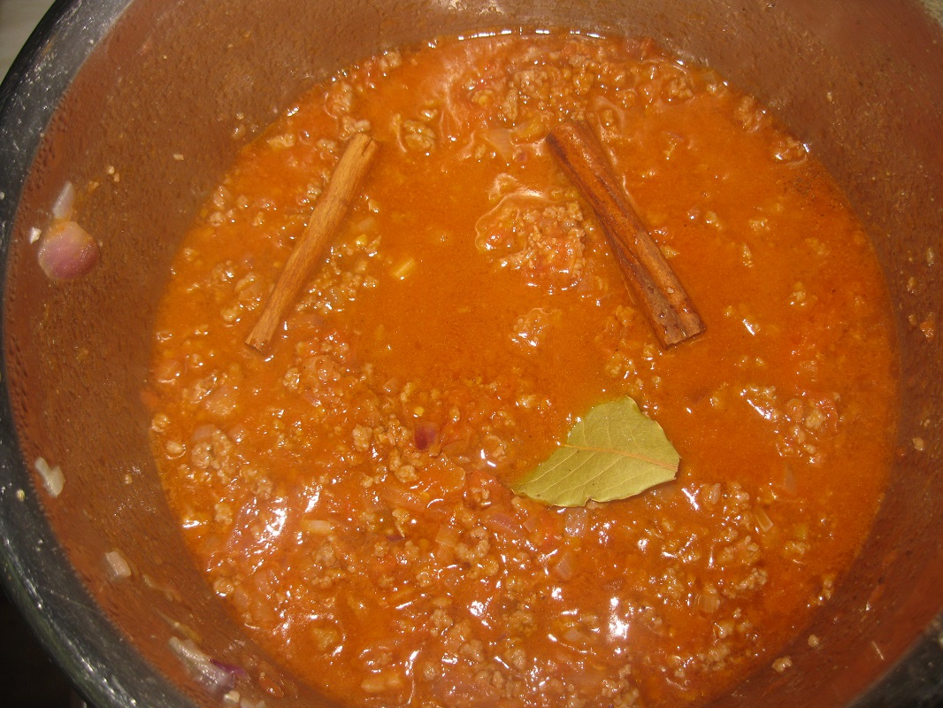 Spaghete cu sos de rosii si carne tocata
