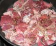 Tagliolini rosii cu mazare si porc-1