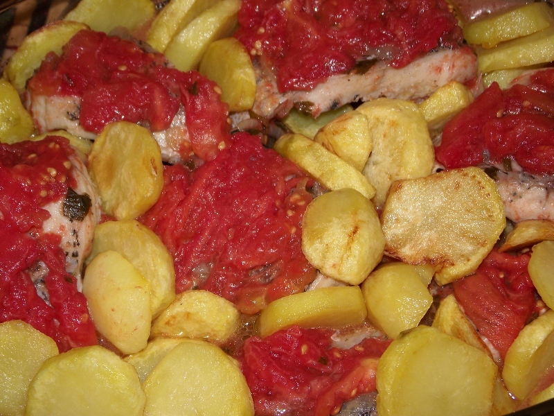Stiuca in sos de rosii , cu cartofi prajiti