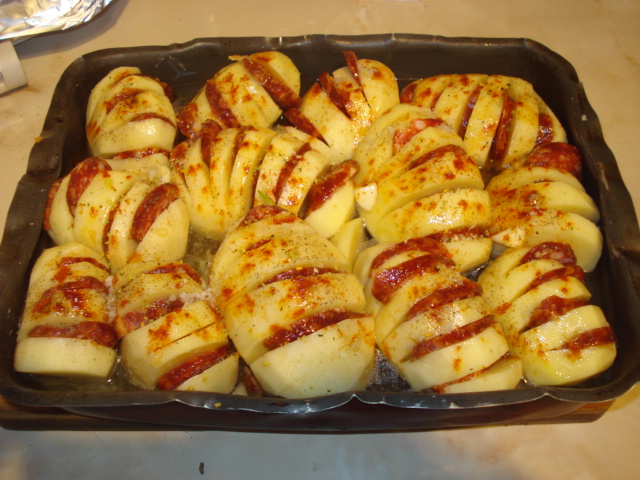 Cartofi acordeon cu carnat de casa, la cuptor
