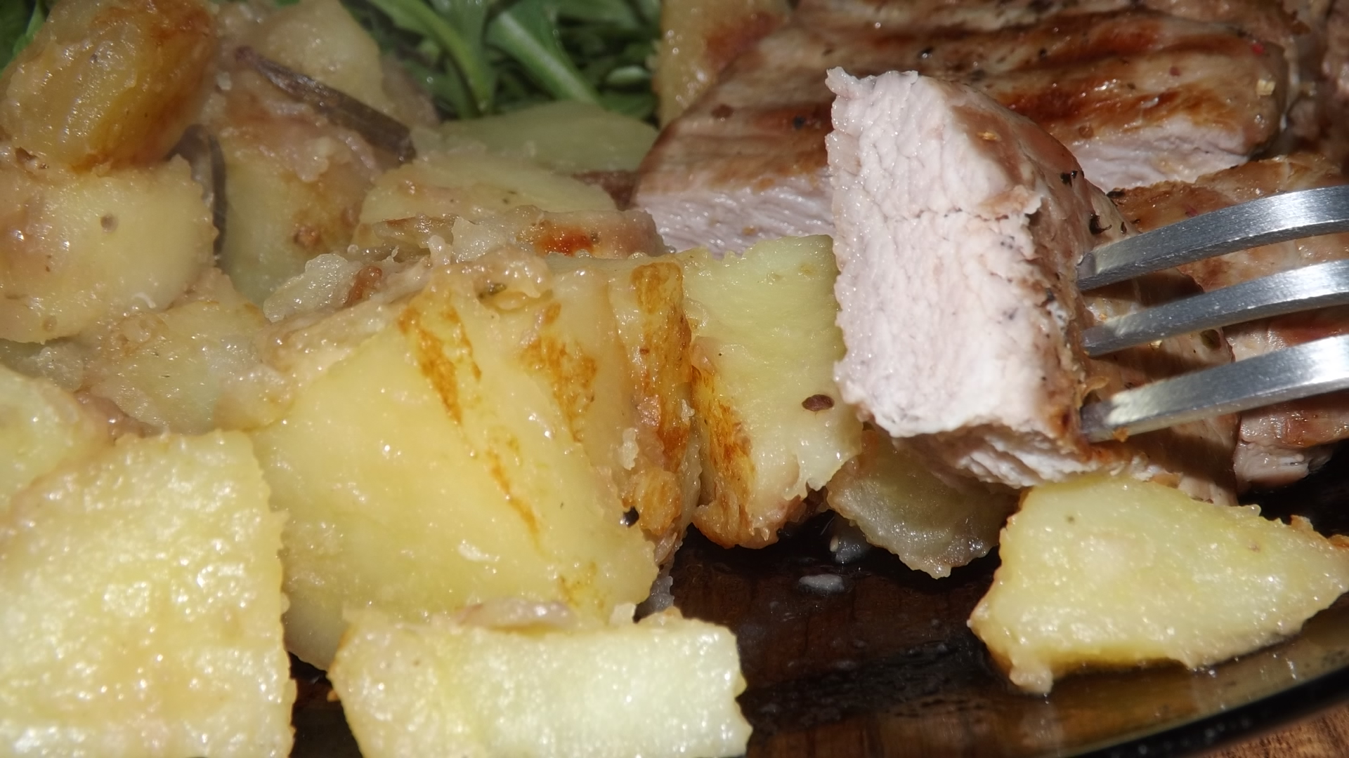 Antricot de vitel la gratar cu cartofi si salata rucola