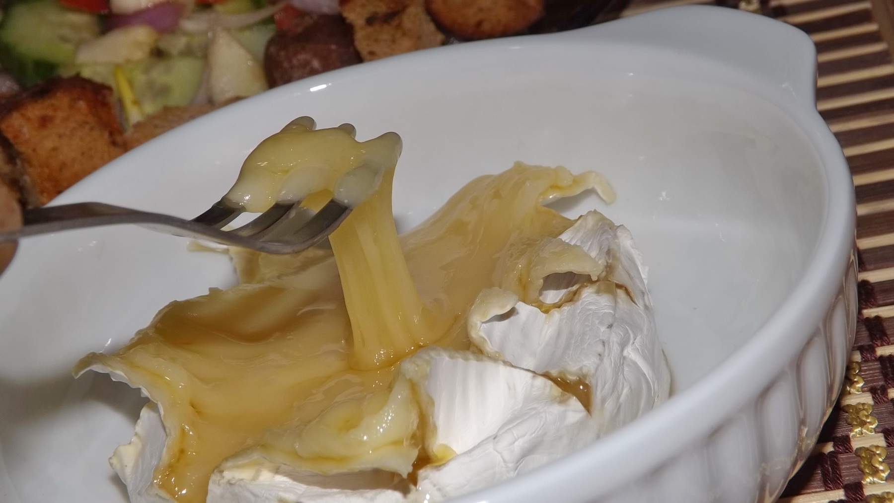 Branza Camembert la cuptor cu salata si crutoane