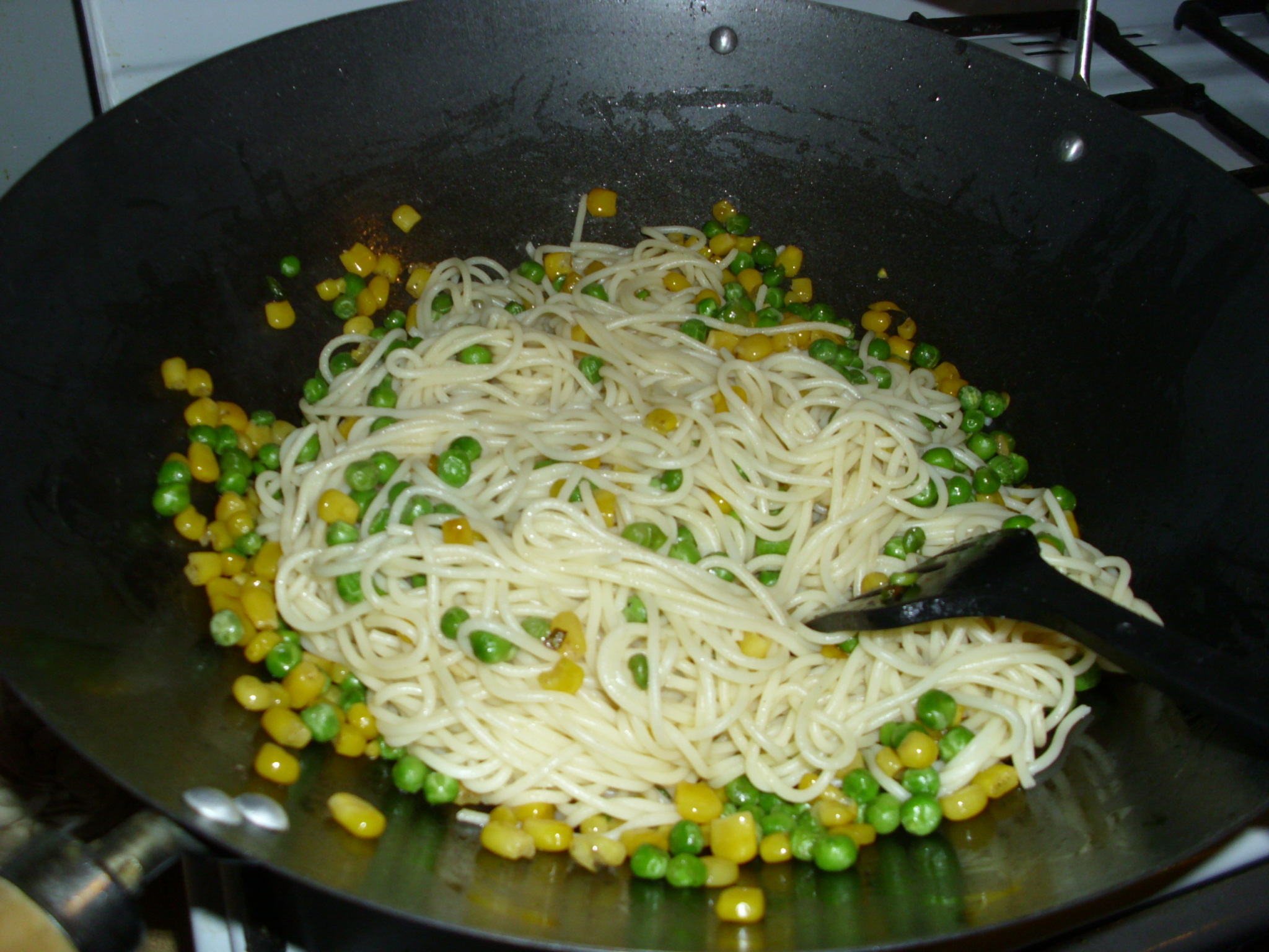 Spaghete cu mazare si porumb