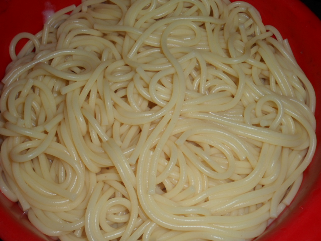 Spaghete cu sos de smantana, pui si ciuperci