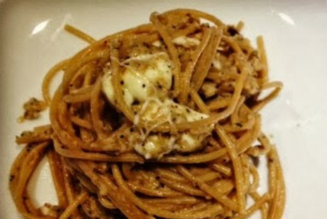 Spaghete integrale cu crema de vinete, lamaie, menta, seminte de mac si mozzarella