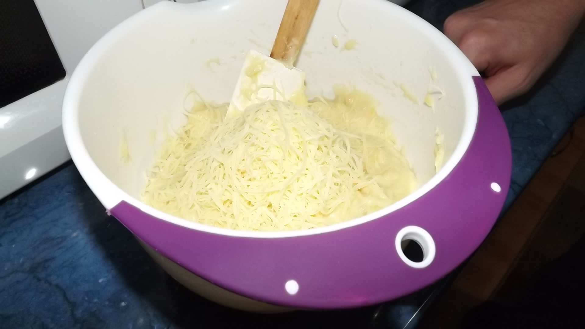 Aperitiv mini tarte din cartofi cu peste, pasta de branza si sos de iaurt