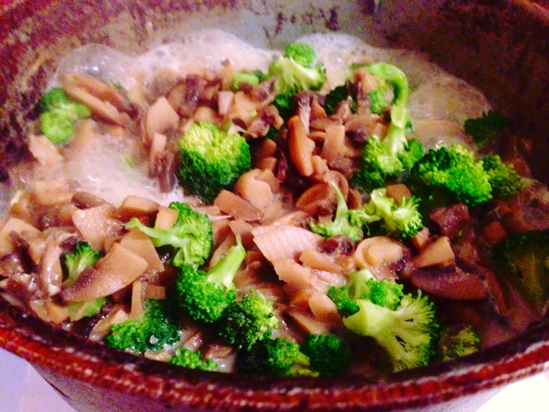 Ciuperci cu broccoli in sos de smantana