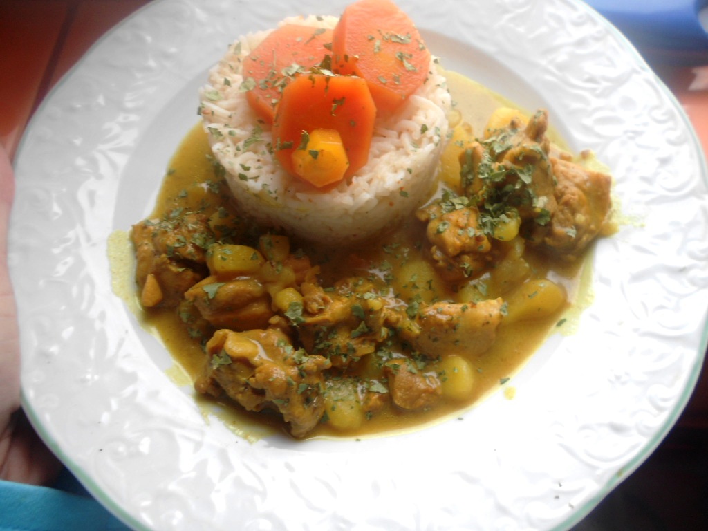 Curry de pui cu morcovi glasati si orez