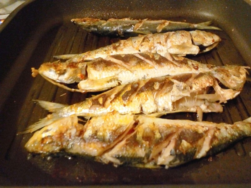 Sardine fripte pe grill cu cartofi natur și sos de usturoi