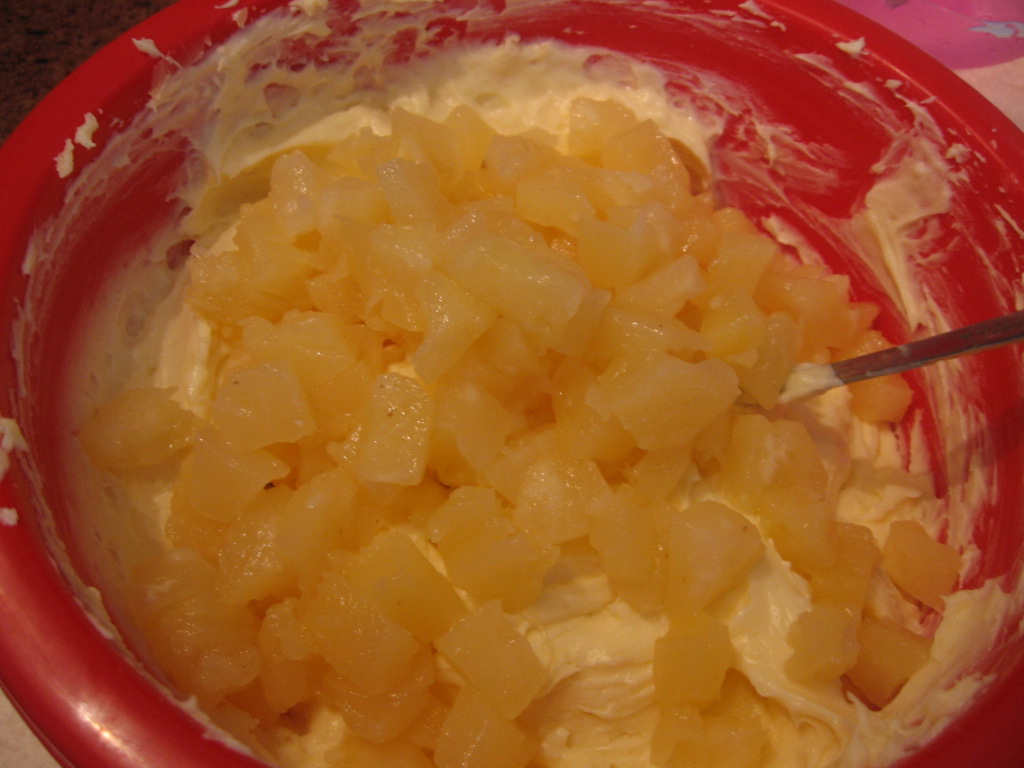 Desert prajitura cu crema de mascarpone si ananas
